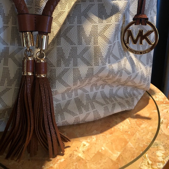 Michale Kors Jet Set Gathered Shoulder Tote - Picture 4 of 7